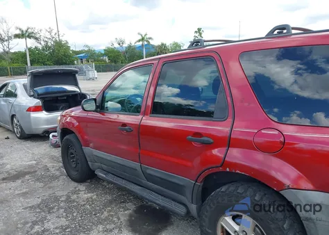 2005 Ford Escape Xls z USA, uszkodzony, nr VIN 1FMYU02Z65KA33188